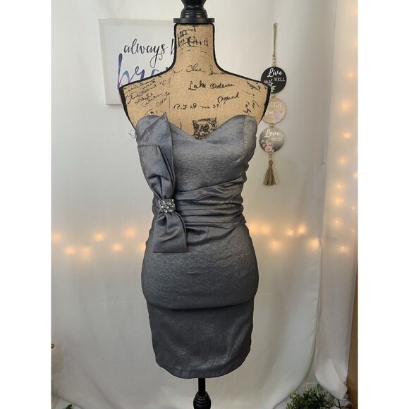 (E-118) Leyva’s straple womens dress size M run small silver color - Picture 2 of 7